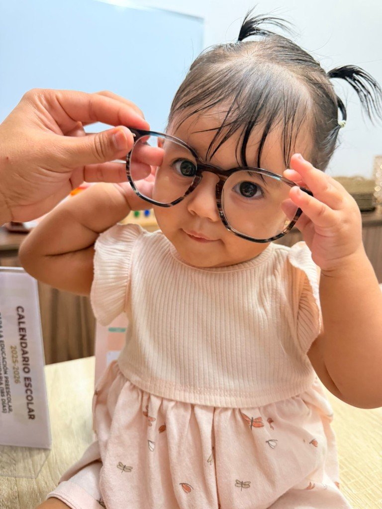 Niña durante valoración con lentes de prueba en HablaNova Kids