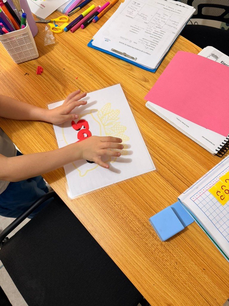 Actividad de literacia con letras y material manipulativo