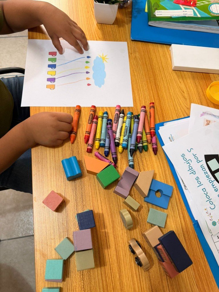 Sesión creativa con crayolas, bloques y actividades de lenguaje